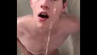 Novinho batendo punheta e tomando banho de mijo (piss)